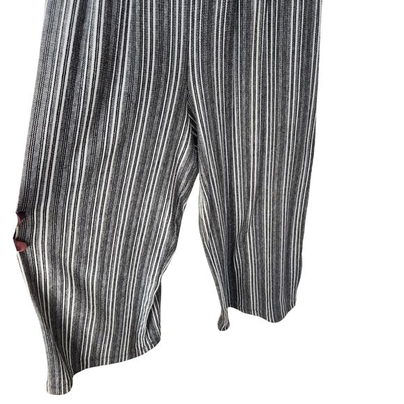 Eyeshadow Stripe Sleeveless Crop Jumpsuit V-Neck Wide Leg Black White Size Small - Picture 5 of 8